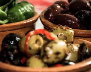 Olijven in tapas schaal