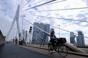 Fietser op erasmusbrug Rotterdam