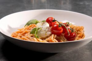 Bord met spaghetti, italiaans uit eten in Rotterdam